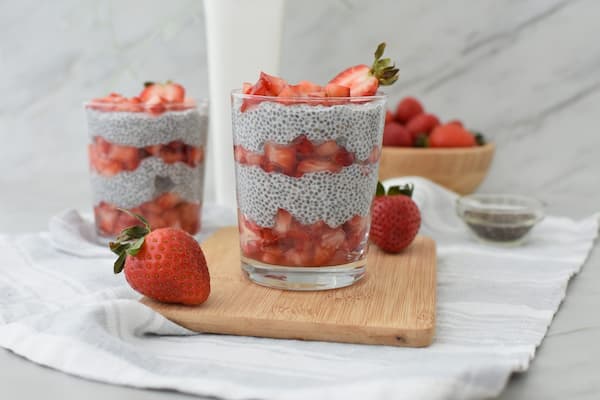 Budincă de chia cu lapte și căpșuni