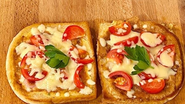 Omletă cu pâine prăjită și roșie