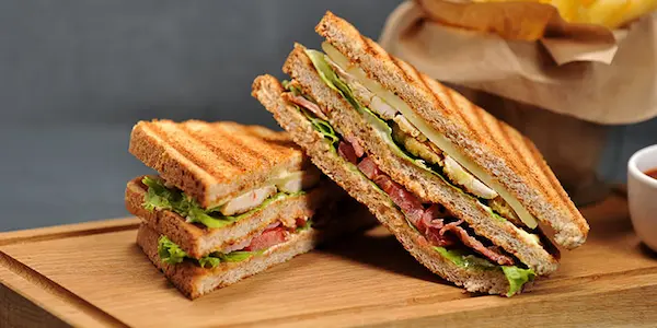 Sandwich cald cu pui și cașcaval