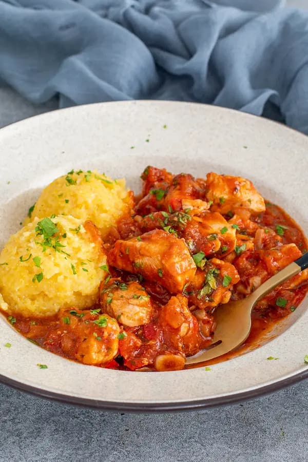 Tocăniță de pui cu mămăligă