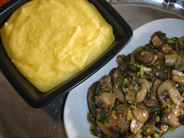 Ciuperci călite cu mămăligă