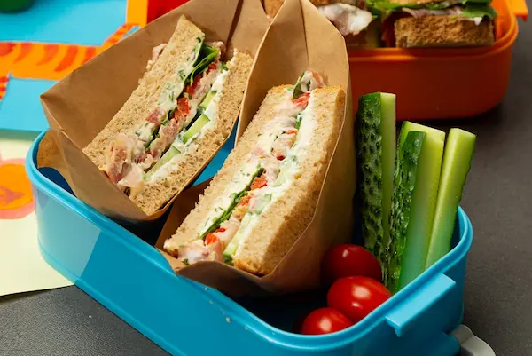 Sandviș cu cremă de brânză și castraveți