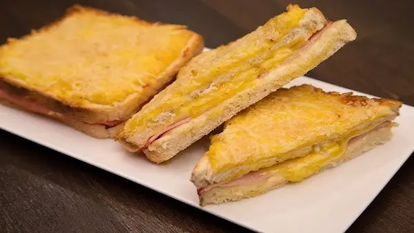 Sandviș cald cu cașcaval topit