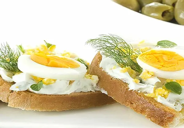 Ou fiert cu pâine cu unt