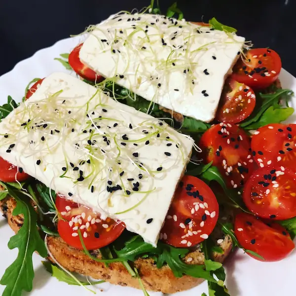 Sendviș cu telemea și roșii