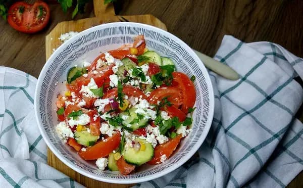 Salată de roșii cu castraveți și telemea