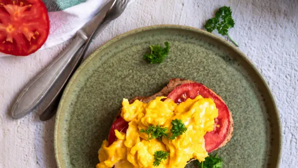 Omletă pufoasă cu brânză și roșii