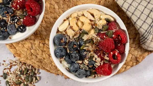 Iaurt cu fructe și semințe