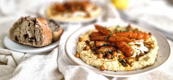 Tartine cu hummus și morcov