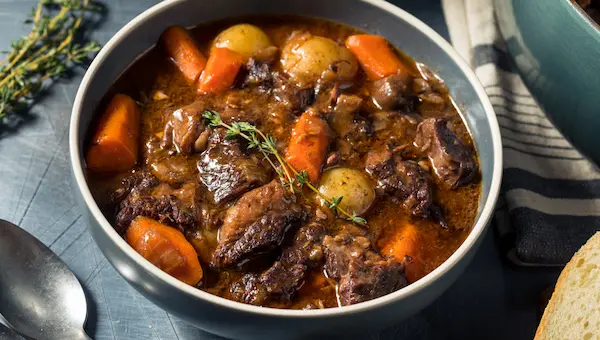 Tocăniță de vită cu cartofi și morcovi