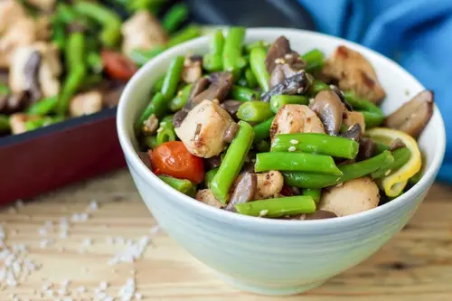 Fasole verde cu morcov și piept de pui