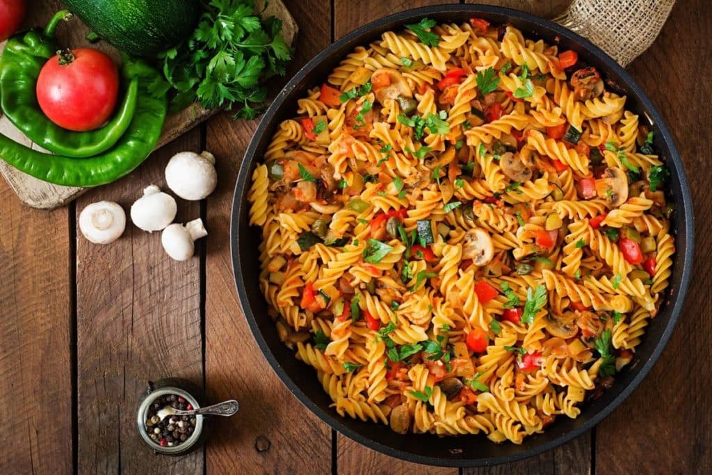 Paste cu sos de roșii și legume