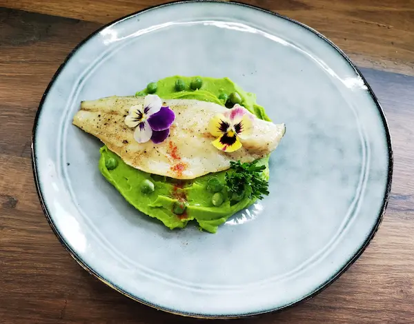 File de pește la cuptor cu piure de mazăre