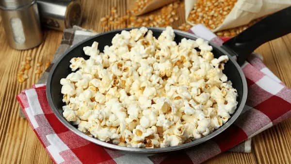 Popcorn natural la tigaie