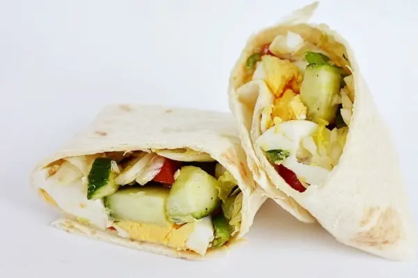 Wrap cu cremă de brânză și legume