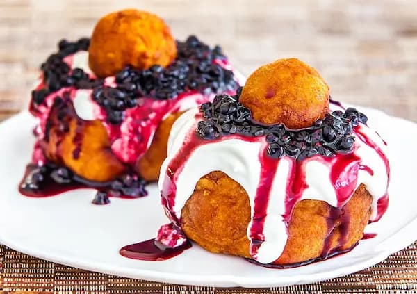 Papanași fierți cu smântână și dulceață