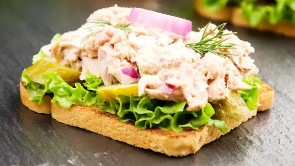 Sandwich cu ton și castraveți